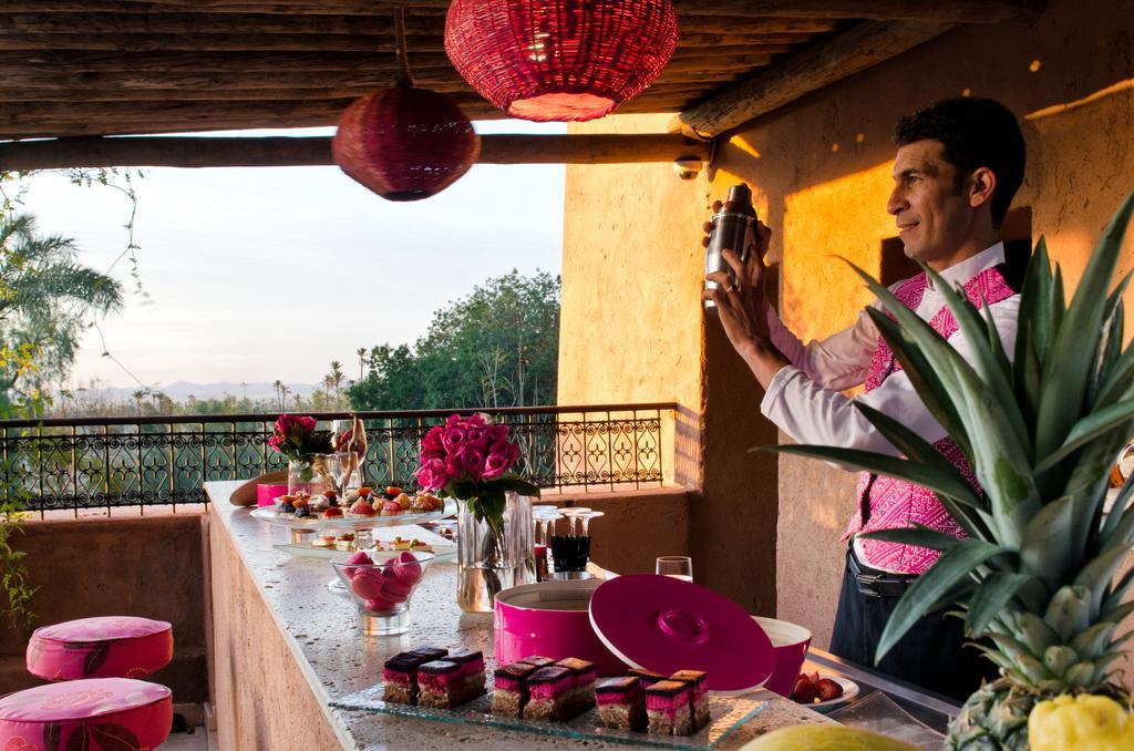 Tigmiza Boutique Hotel & Spa Ouled Jelal Eksteriør billede A bartender at work