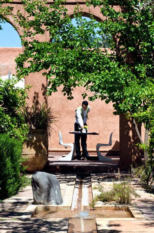 Tigmiza Boutique Hotel & Spa Ouled Jelal Eksteriør billede A student studying in the courtyard of the library
